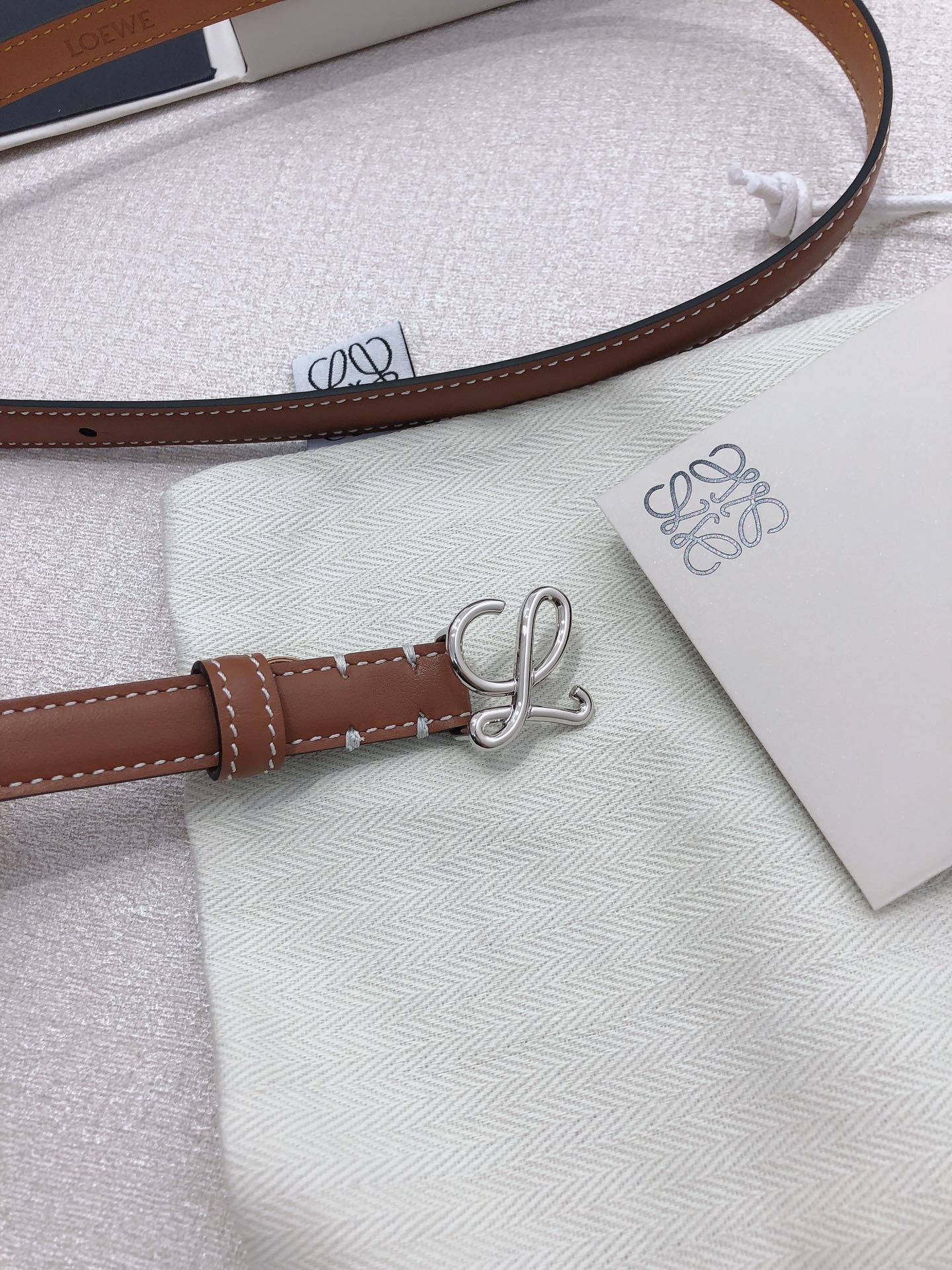 Loyewe Men’s Double-Sided Anagram Pattern Belt: Original Grade and Top Quality - 图片 6