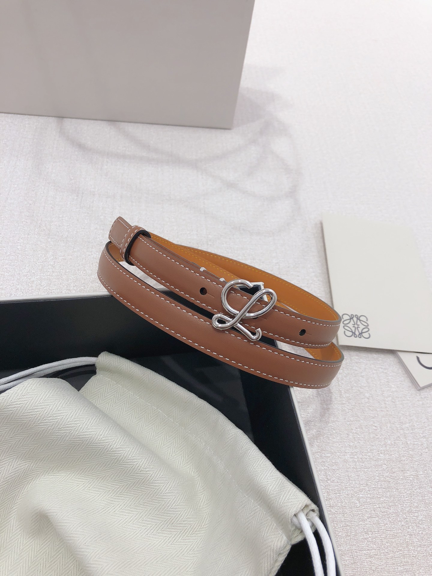 Loyewe Men’s Double-Sided Anagram Pattern Belt: Original Grade and Top Quality - 图片 2