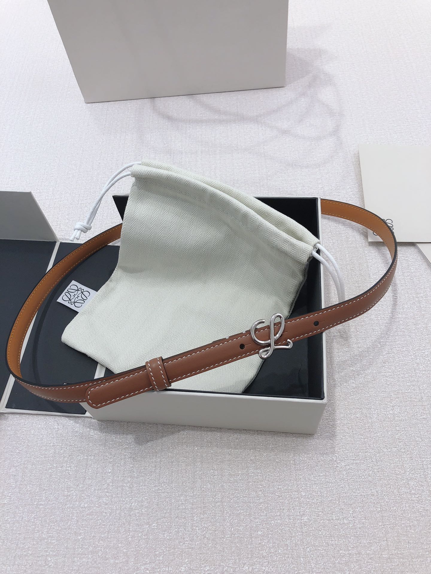 Loyewe Men’s Double-Sided Anagram Pattern Belt: Original Grade and Top Quality - 图片 3