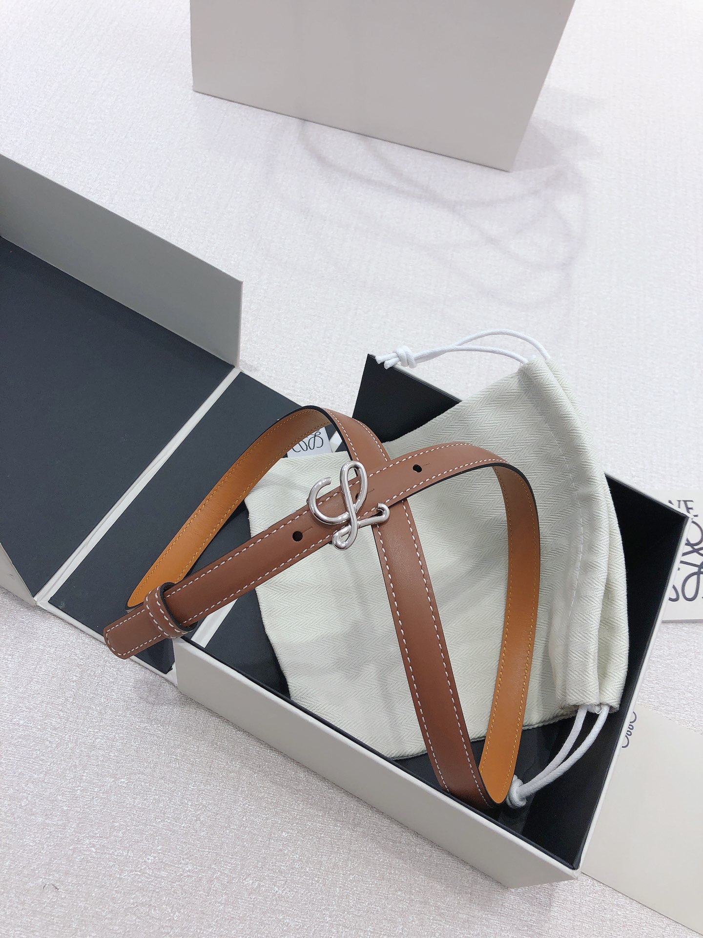 Loyewe Men’s Double-Sided Anagram Pattern Belt: Original Grade and Top Quality - 图片 5