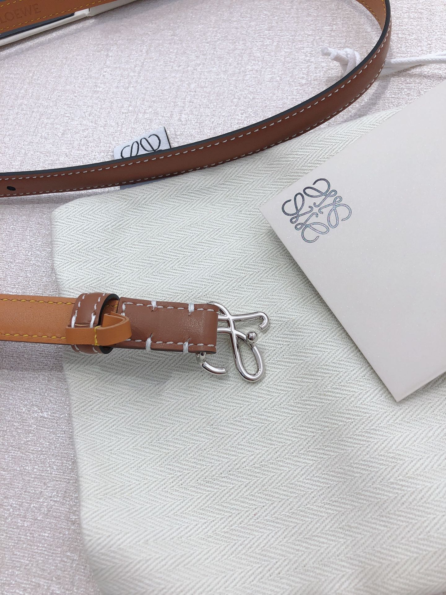 Loyewe Men’s Double-Sided Anagram Pattern Belt: Original Grade and Top Quality - 图片 8