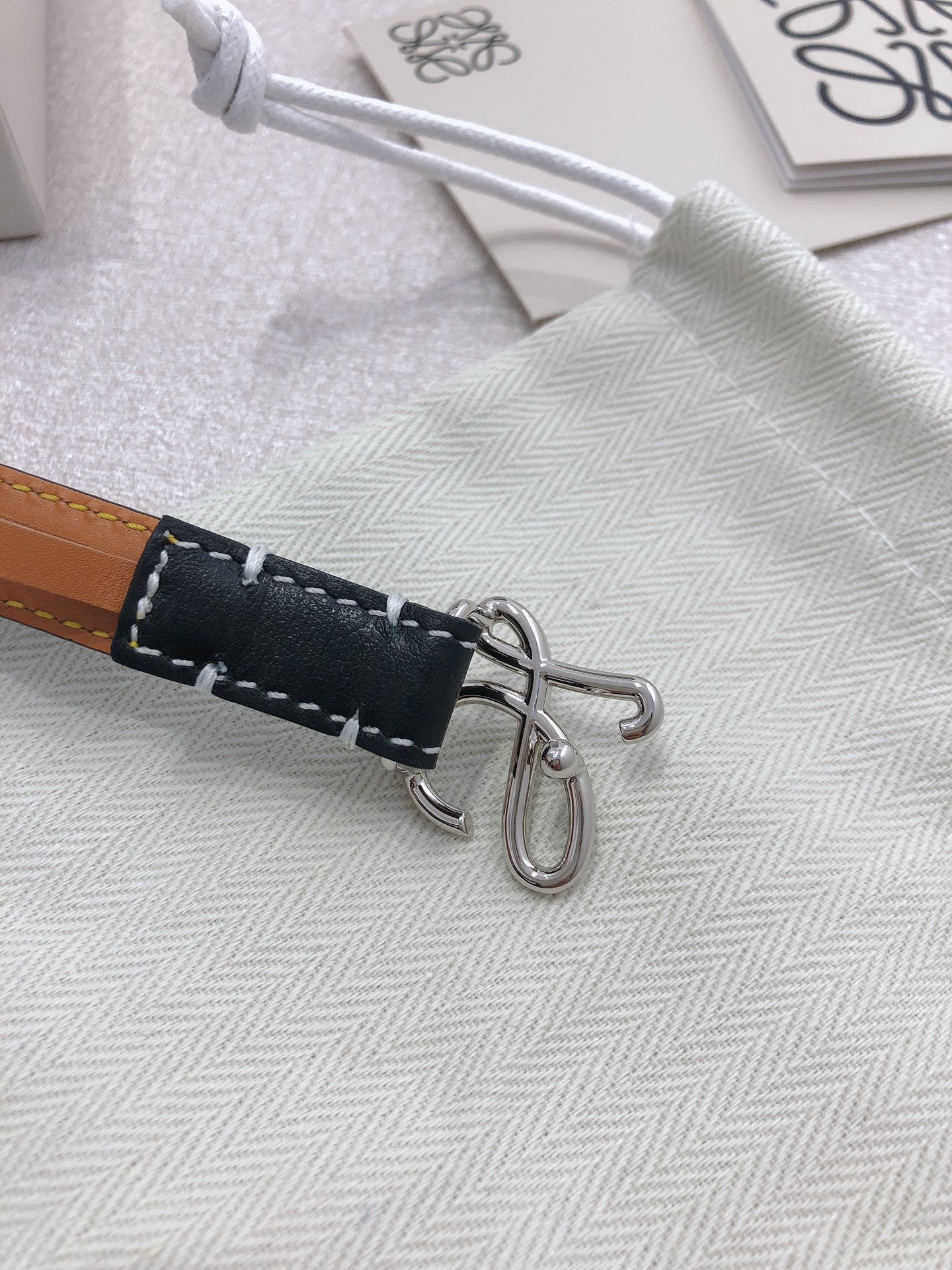 Loyewe Male Belt: Top-Level Double-Sided Anagram Pattern Button, Soft and Smooth Quality - 图片 6