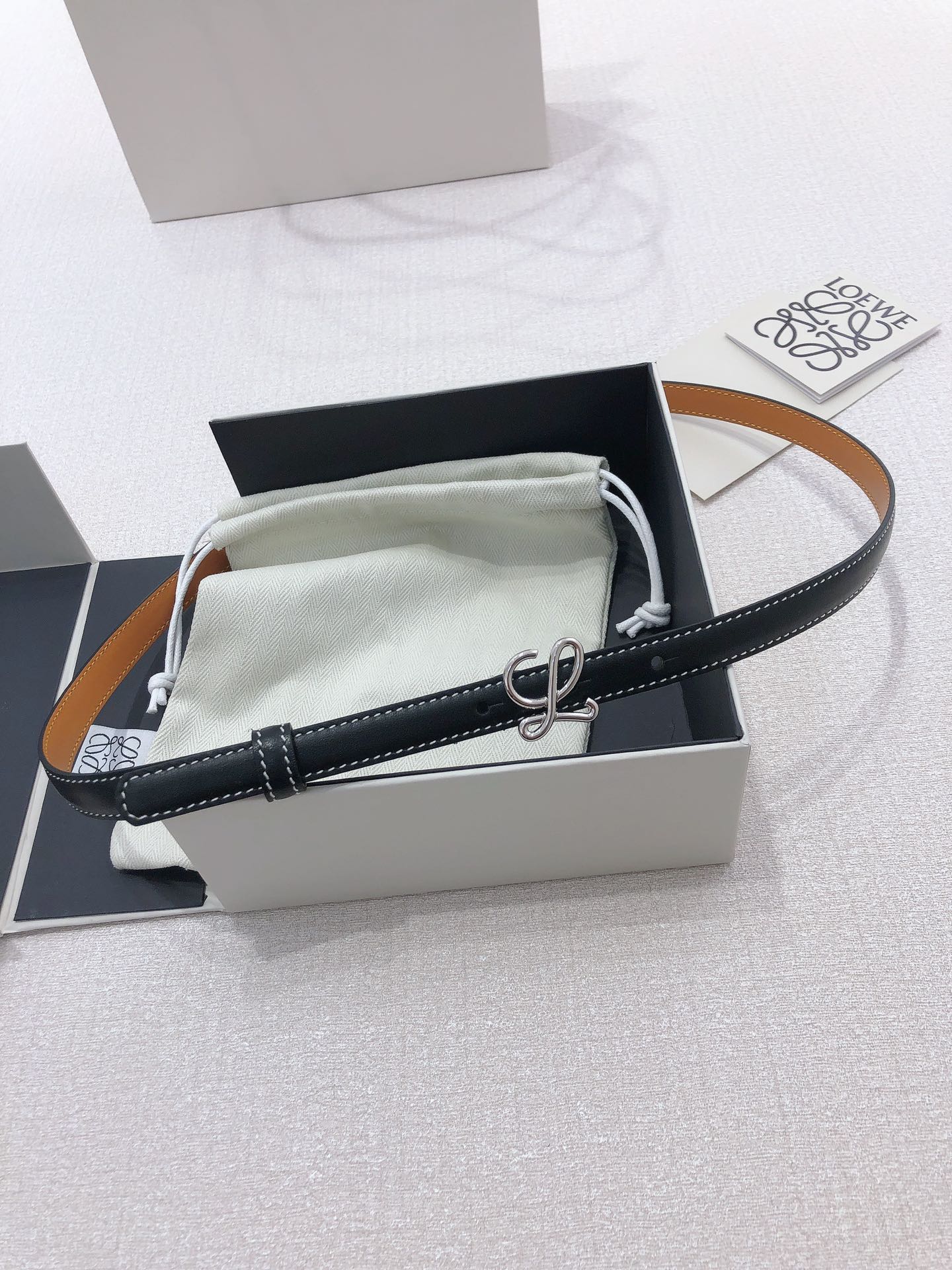 Loyewe Male Belt: Top-Level Double-Sided Anagram Pattern Button, Soft and Smooth Quality - 图片 4