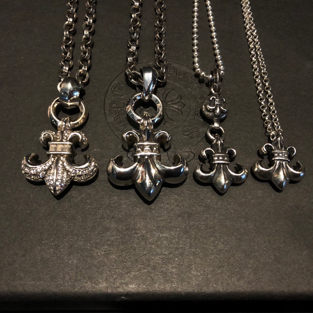 Chrome Hearts 𝗖𝗵𝗿𝗼𝗺𝗲 𝗛𝗲𝗮𝗿𝘁𝘀 克罗心童军花项链