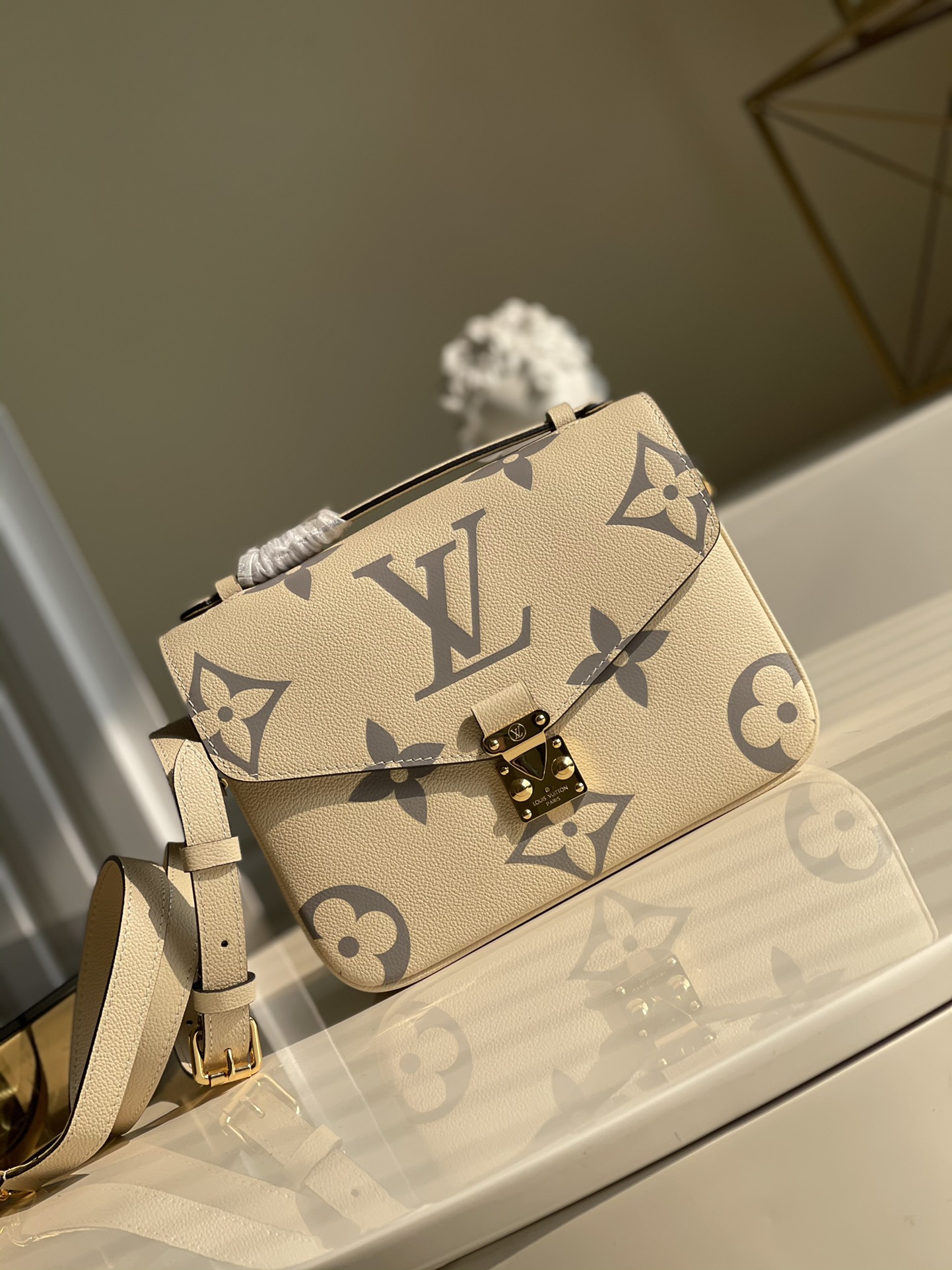 NO:396535,[Exclusive real photo of M45384 m white silk screen silver gray] This Pochette Métis handbag presents an oversized Monogram print with embossed leather, paired with top braided handles, graffiti-style hangings and S-lock locks, instantly capturing visual focus. Full-length pressed white gray women's postbag oo[handshake][handshake] The removable and adjustable shoulder straps enable shoulder or crossbody selection. Size 25.0 x 19.0 x 7.0 q.,LV [original leather],louis vuitton19860909【独家实拍M45384米白丝印银灰】本款 Pochette Métis 手袋以压纹皮革呈现超大 Monogram 印花,搭配顶部编织手柄、涂鸦风格挂饰和 S-lock 锁扣,即刻俘获视觉焦点.全皮压大花白灰女士邮差包oo[握手][握手]可拆卸并调节的肩带实现肩背或斜挎选择.尺寸25.0 x 19.0 x 7.0 q.,LV【原厂皮】,louis vuitton,Bag