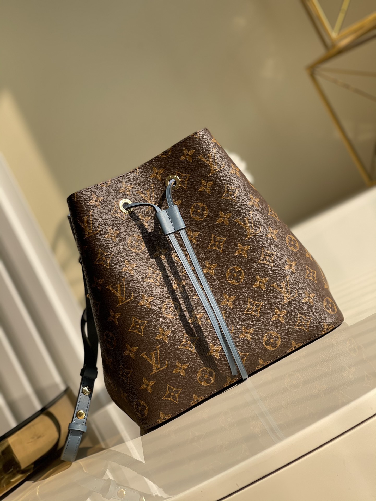 NO:396440,【Exclusive real photo M44020 blue】Gaston-Louis Vuitton designed for the carrier of champagne in 1932 to meet the contemporary trend, and is a NéoNoé bucket bag containing the beauty of inheritance. Monogram canvas outline soft lines, matched with colorful leather trim and multi-layer bonded lining in the same color. Size 26 x 26 x 17.5cm x.,LV【Original leather】,louis vuitton,louis vuitton,louis vuitton19860909【独家实拍M44020兰色】Gaston-Louis Vuitton 于 1932 年专为承运香槟酒设计的酒袋邂逅当代潮流,化身蕴含传承之美的 NéoNoé 水桶包.Monogram 帆布勾勒柔和线条,搭配彩色皮革饰边与同色多层粘合内衬.尺寸26 x 26 x 17.5cm x.,LV【原厂皮】,louis vuitton,louis vuitton,Bag