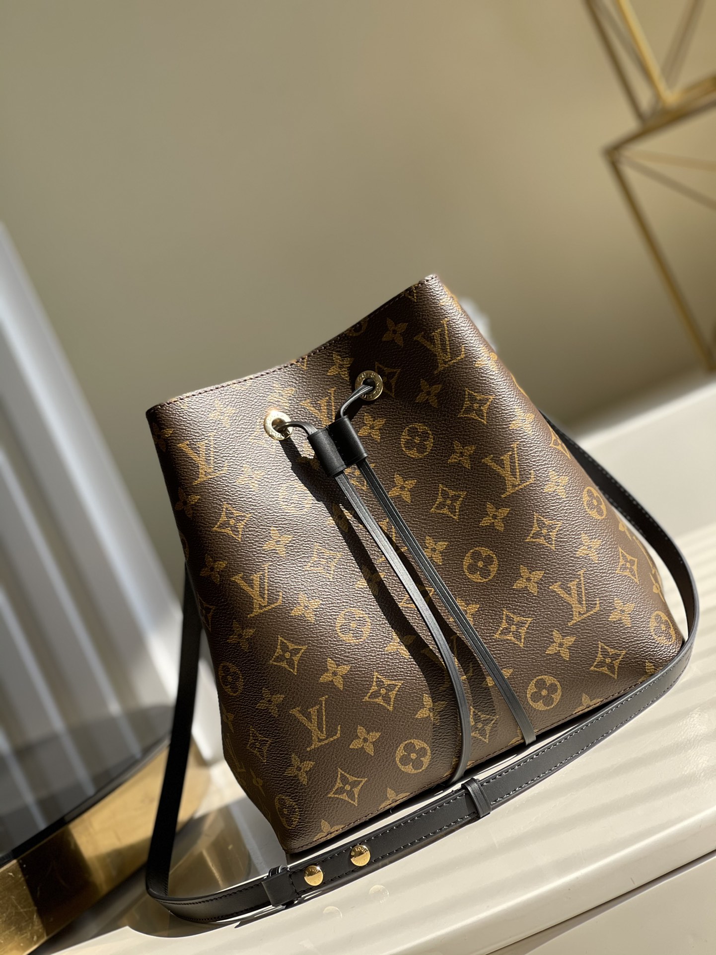 NO:396437,【Exclusive real shot of M44020 black】Gaston-Louis Vuitton designed for champagne in 1932 to meet the contemporary trend, and embodies the NéoNoé bucket bag containing the beauty of inheritance. Monogram canvas outline soft lines, matched with colorful leather trim and multi-layer bonded lining in the same color. Size 26 x 26 x 17.5cm x.,LV【Original leather】,louis vuitton,louis vuitton,louis vuitton19860909【独家实拍M44020黑色】Gaston-Louis Vuitton 于 1932 年专为承运香槟酒设计的酒袋邂逅当代潮流,化身蕴含传承之美的 NéoNoé 水桶包.Monogram 帆布勾勒柔和线条,搭配彩色皮革饰边与同色多层粘合内衬.尺寸26 x 26 x 17.5cm x.,LV【原厂皮】,louis vuitton,louis vuitton,Bag