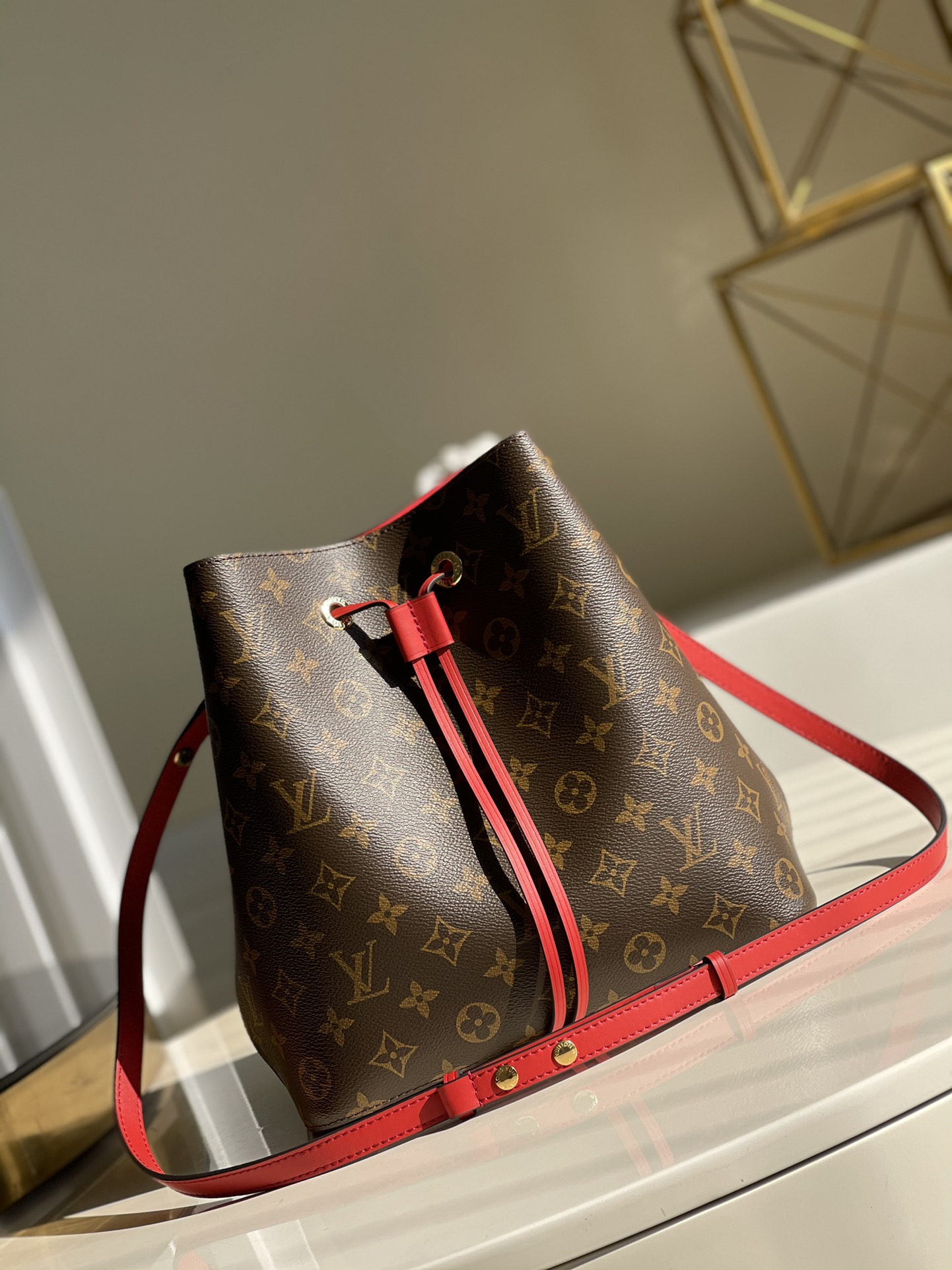 NO:396434,【Exclusive real photo M44021 red】Gaston-Louis Vuitton designed for the carrier of champagne in 1932 to meet the contemporary trend, and is a NéoNoé bucket bag containing the beauty of inheritance. Monogram canvas outline soft lines, matched with colorful leather trim and multi-layer bonded lining in the same color. Size 26 x 26 x 17.5cm x.,LV【Original leather】,louis vuitton,louis vuitton,louis vuitton19860909【独家实拍M44021红色】Gaston-Louis Vuitton 于 1932 年专为承运香槟酒设计的酒袋邂逅当代潮流,化身蕴含传承之美的 NéoNoé 水桶包.Monogram 帆布勾勒柔和线条,搭配彩色皮革饰边与同色多层粘合内衬.尺寸26 x 26 x 17.5cm x.,LV【原厂皮】,louis vuitton,louis vuitton,Bag