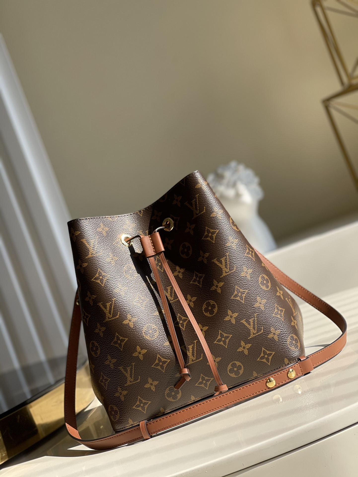 NO:396426,【Exclusive real photo M44887 brown】Gaston-Louis Vuitton designed for champagne in 1932 to meet the contemporary trend, and embodies the NéoNoé bucket bag containing the beauty of inheritance. Monogram canvas outline soft lines, matched with colorful leather trim and multi-layer bonded lining in the same color. Size 26 x 26 x 17.5cm x.,LV【Original leather】,louis vuitton,louis vuitton,louis vuitton19860909【独家实拍M44887棕色】Gaston-Louis Vuitton 于 1932 年专为承运香槟酒设计的酒袋邂逅当代潮流,化身蕴含传承之美的 NéoNoé 水桶包.Monogram 帆布勾勒柔和线条,搭配彩色皮革饰边与同色多层粘合内衬.尺寸26 x 26 x 17.5cm x.,LV【原厂皮】,louis vuitton,louis vuitton,Bag