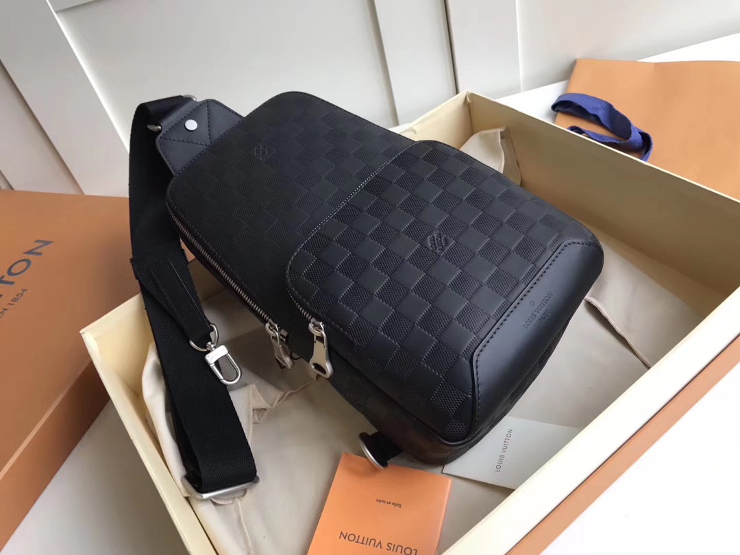 NO:396424,【Exclusive real photo M41720】Avenue shoulder bag, sporty style and casual atmosphere This Avenue shoulder bag is made of Damier Infini leather, which is the most ideal bag for you in the city. It is small and light, and the bag shape fits the body curve. It is an ideal small handbag for modern active men. Size 20*31*10cm 2017.770,LV [original leather],louis vuitton,shoulder bags19860909【独家实拍M41720】Avenue单肩包 运动风糅合休闲气息 这款Avenue单肩包以Damier Infini皮革制作 是您在城中的最理想袋款 小巧轻盈 袋形贴合身体曲线 是现代活跃男士的理想小型手袋 尺寸20*31*10cm 2017.770,LV【原厂皮】,louis vuitton,shoulder bags,Bag