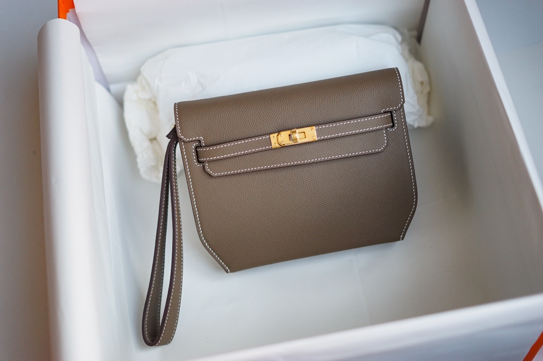 NO:699100,In stock, Kelly Deeches 25cm handbag/shoulder bag, esom leather elephant gray, beeswax stitched, unisex model. (with additional shoulder strap) can be carried by hand or shoulder, one bag is multi-purpose. Both the hand strap and shoulder strap are detachable., Hermes, hermes, satchels, Hermes,19860909半手现货 Kelly Deeches 25cm 手包/挎包 esom皮大象灰 蜜蜡线缝制 男女通用款 .(有另外配肩带)可手拿可肩背,一包多用.手拿带、肩带都可拆卸.,爱马仕,hermes,satchels,Hermes,,Bag
