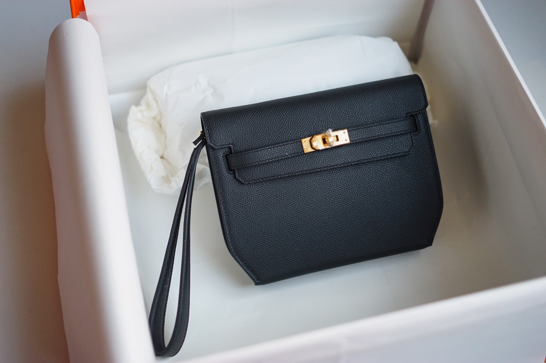 NO:699097,In stock, Kelly Deeches 25cm handbag/shoulder bag, esom leather, black, beeswax stitched, unisex style. (with additional shoulder strap) can be carried by hand or shoulder, one bag with multiple uses. Both the hand strap and shoulder strap are detachable., Hermes, hermes, satchels, Hermes,19860909半手现货 Kelly Deeches 25cm 手包/挎包 esom 皮 黑色 蜜蜡线缝制 男女通用款 .(有另外配肩带)可手拿可肩背,一包多用.手拿带、肩带都可拆卸.,爱马仕,hermes,satchels,Hermes,,Bag