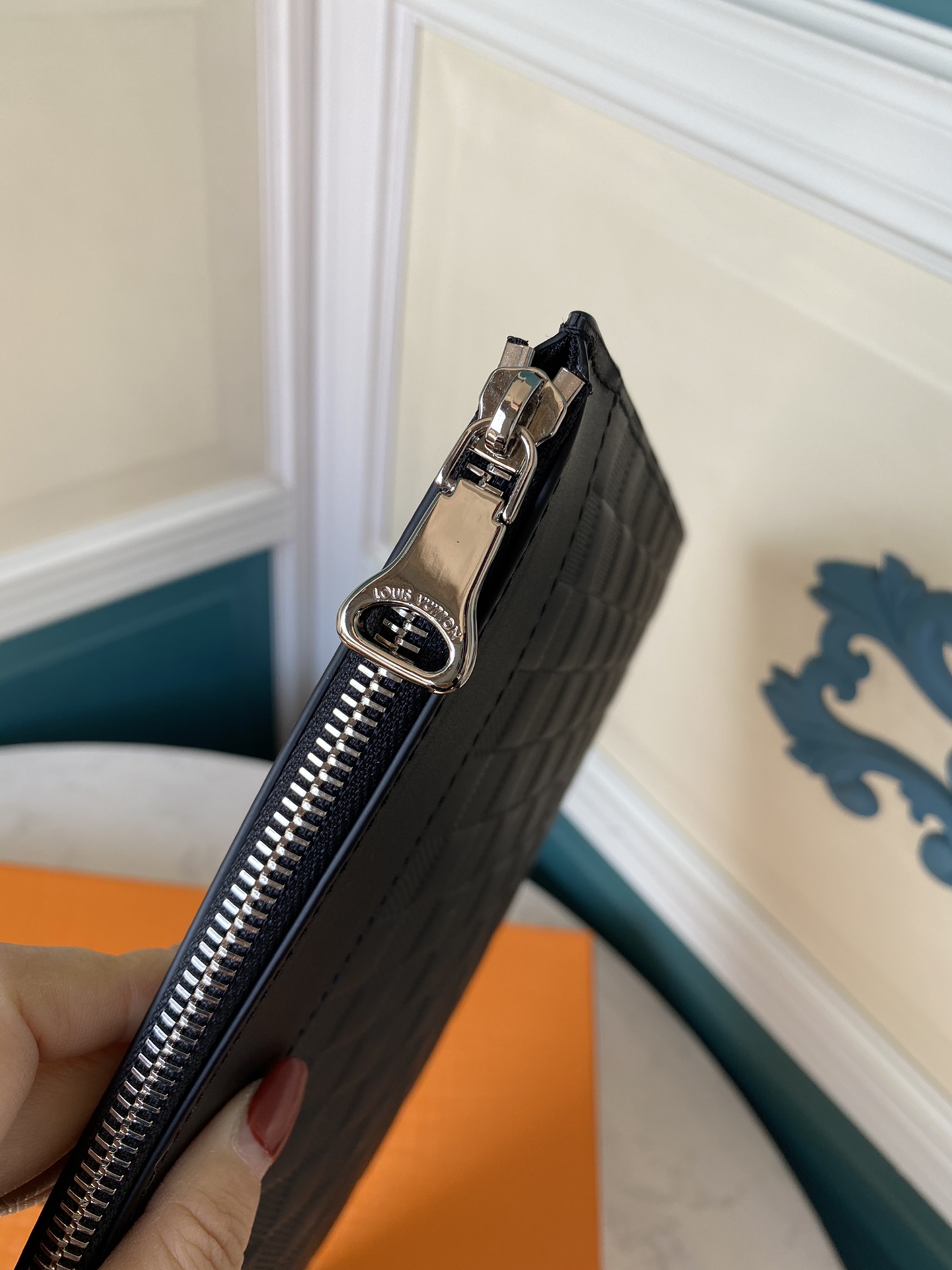 Pochette Apollo手袋由格外柔软的黑色Monogram Shadow小牛皮裁制而成,饰有标志性的路易威登Monogram压纹 7