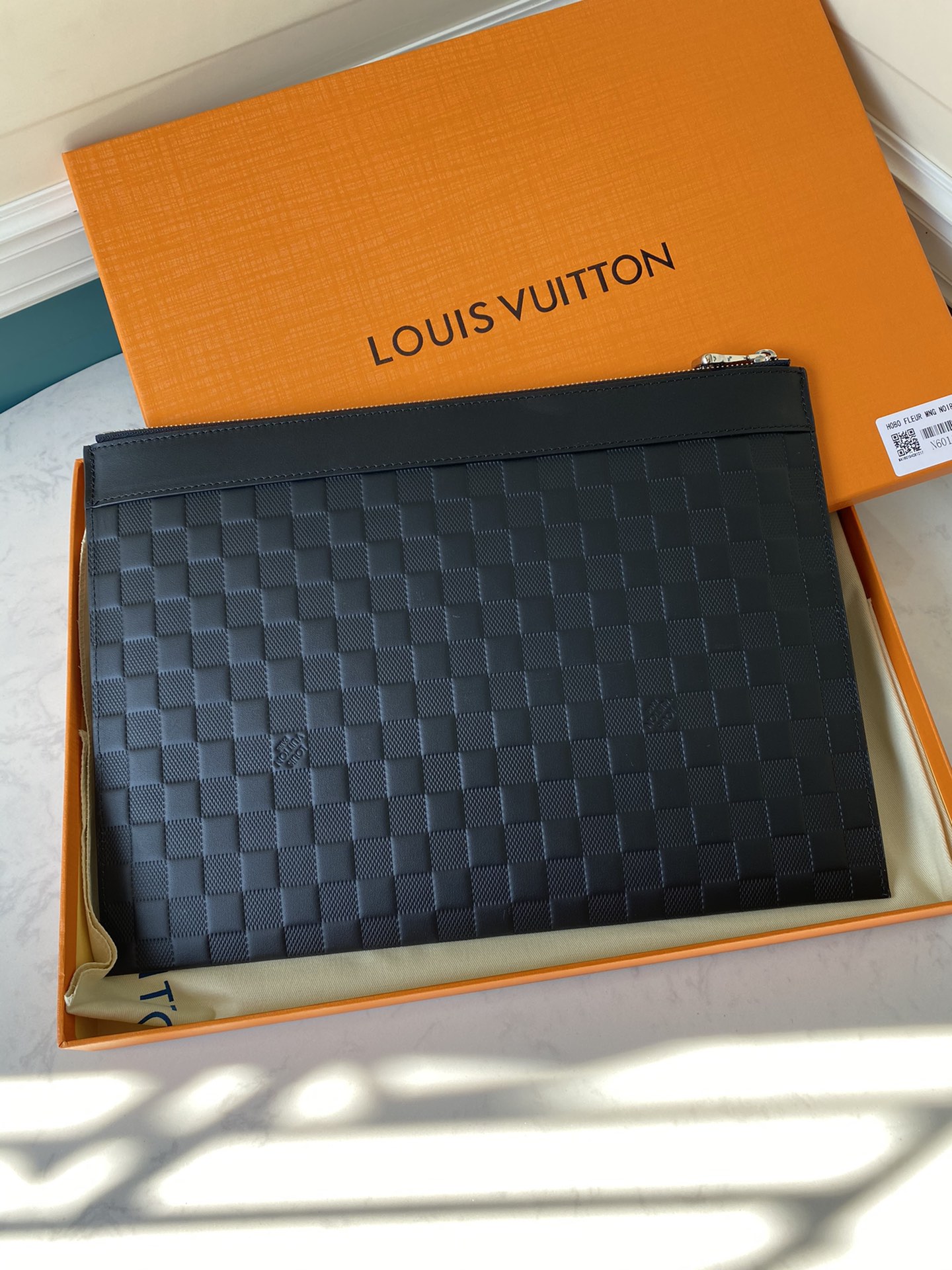 Pochette Apollo手袋由格外柔软的黑色Monogram Shadow小牛皮裁制而成,饰有标志性的路易威登Monogram压纹 3