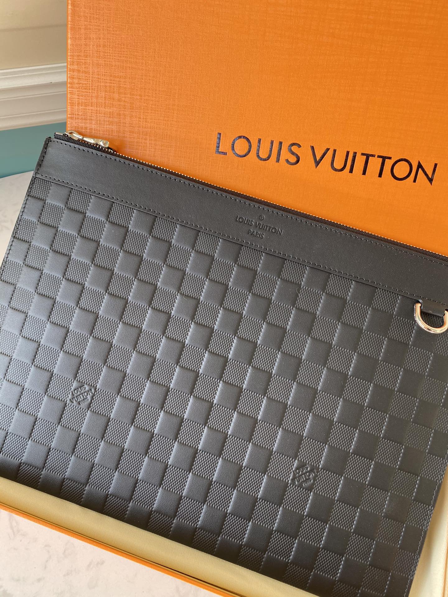 Pochette Apollo手袋由格外柔软的黑色Monogram Shadow小牛皮裁制而成,饰有标志性的路易威登Monogram压纹 2