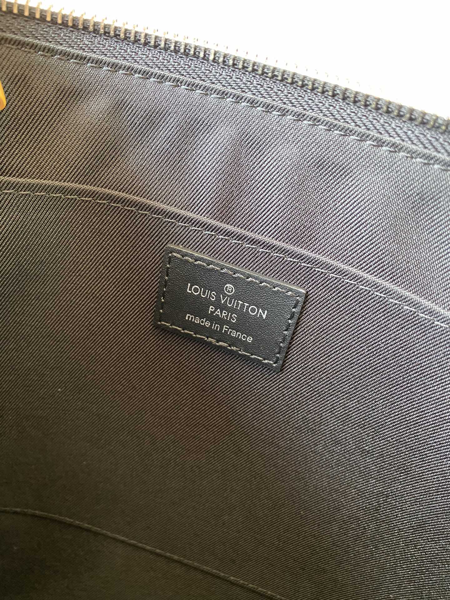 Pochette Apollo手袋由格外柔软的黑色Monogram Shadow小牛皮裁制而成,饰有标志性的路易威登Monogram压纹 6