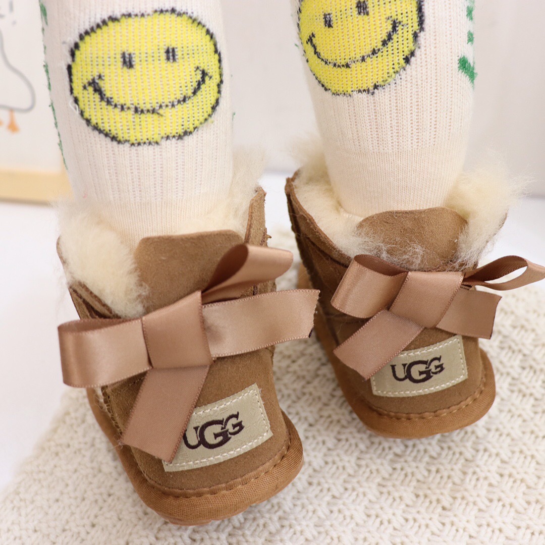 图片[4]-UGG皮毛一体蝴蝶结宝宝鞋雪地靴尺码15–20. 此款是小童款.鞋底是薄的非常适合小宝宝💪 俏皮可爱的后蝴蝶结.和logo的完美结合.可爱甜美📣 是羊皮毛一体，真羊毛.软橡胶防滑底轻便舒适…-选品中心