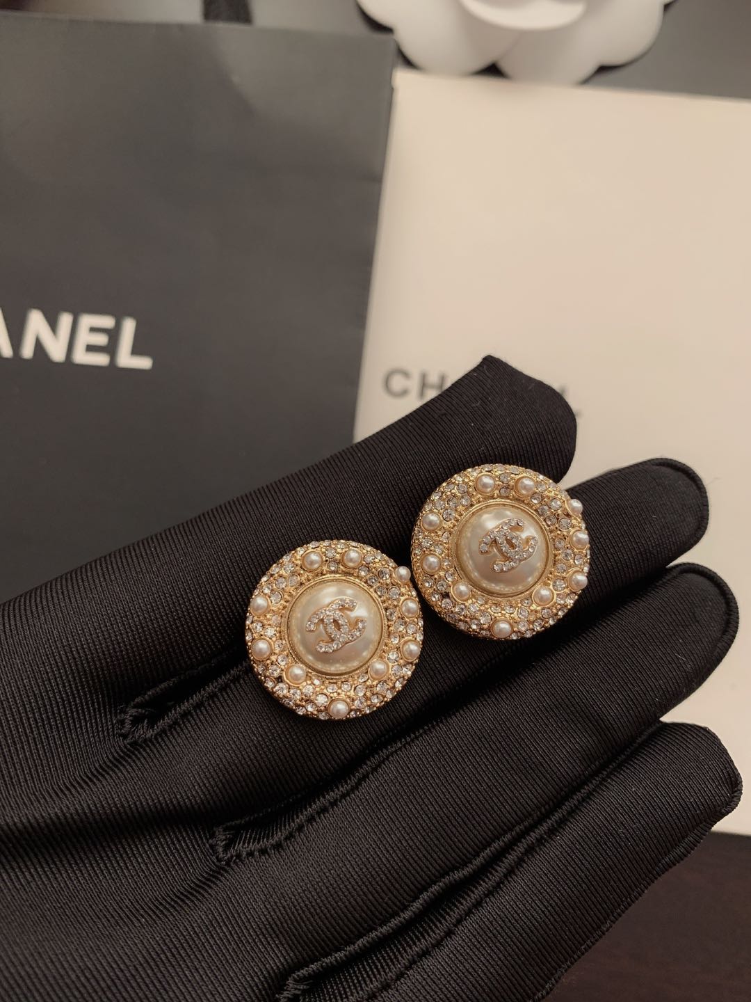 Ch*nel最新款圆形珍珠+钻耳钉一致官网材质