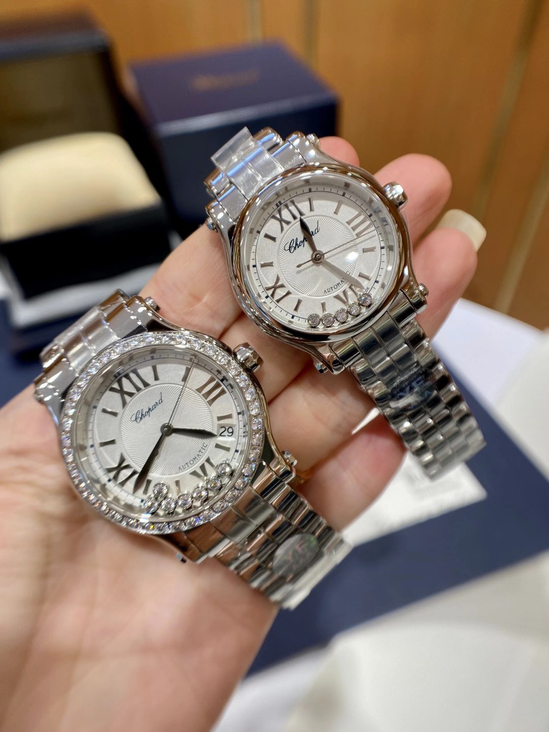 Chopard 萧邦Happy Diamonds系列在女士腕表当中非常具有标志性 这款腕表拥有36和30毫米的腕表直径