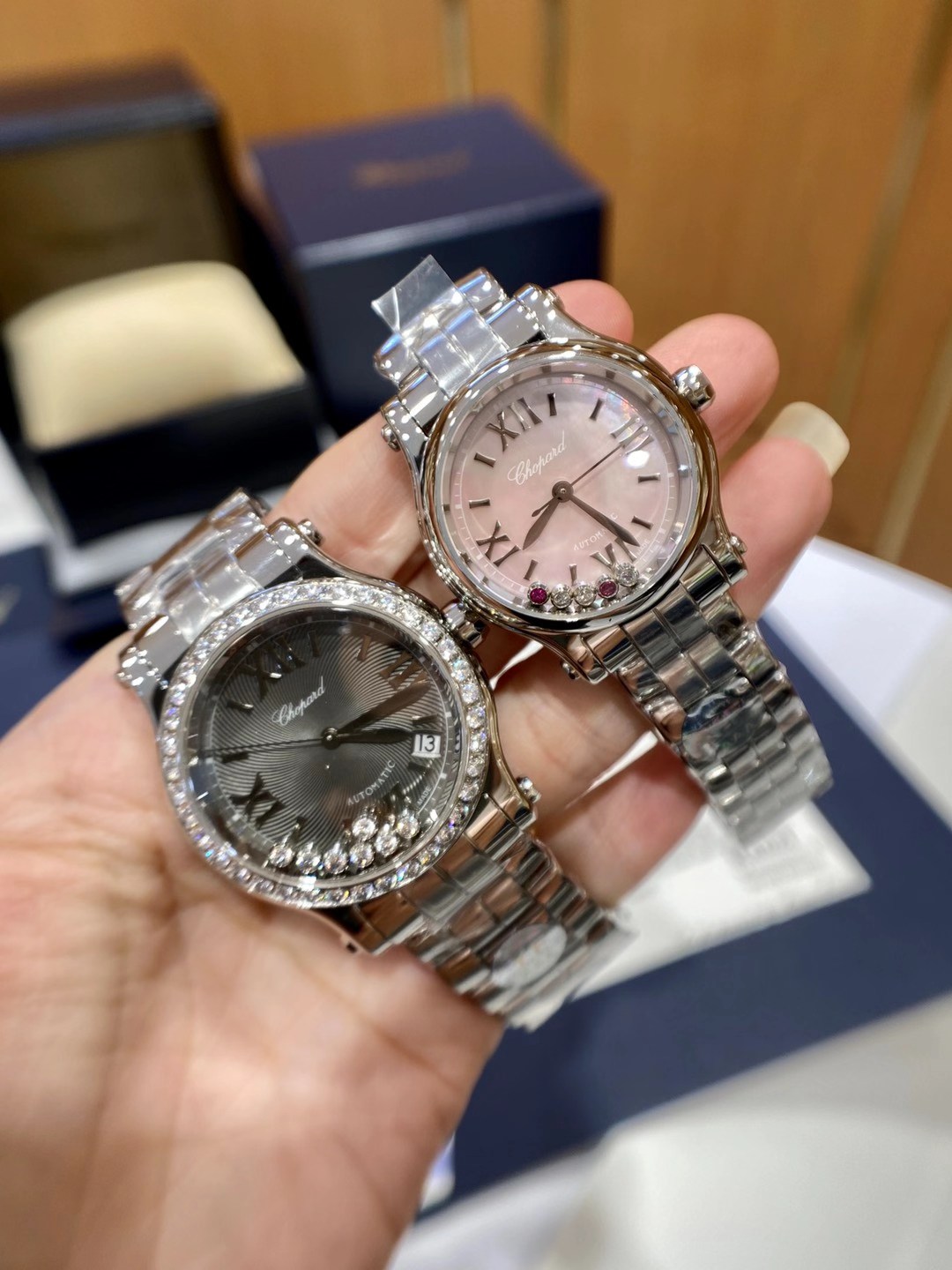 Chopard 萧邦Happy Diamonds系列在女士腕表当中非常具有标志性 这款腕表拥有36和30毫米的腕表直径