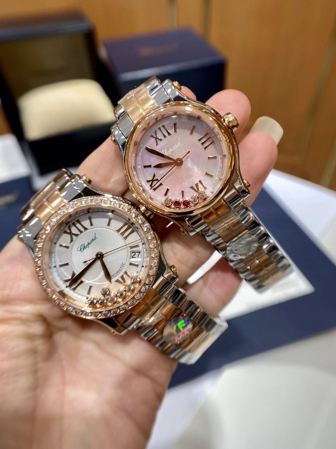 Chopard 萧邦Happy Diamonds系列在女士腕表当中非常具有标志性 这款腕表拥有36和30毫米的腕表直径