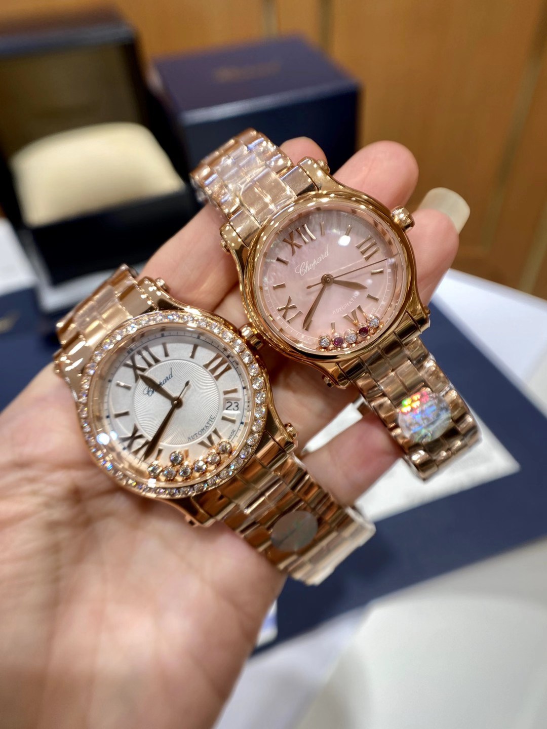 Chopard 萧邦Happy Diamonds系列在女士腕表当中非常具有标志性 这款腕表拥有36和30毫米的腕表直径