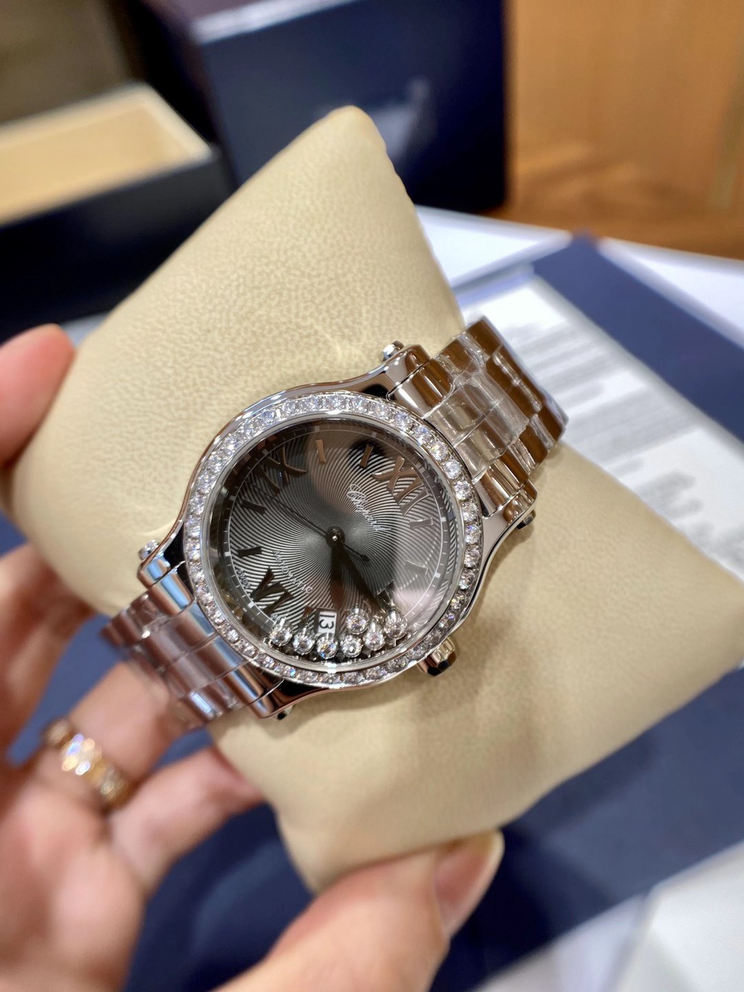Chopard 萧邦Happy Diamonds系列在女士腕表当中非常具有标志性 这款腕表拥有36和30毫米的腕表直径