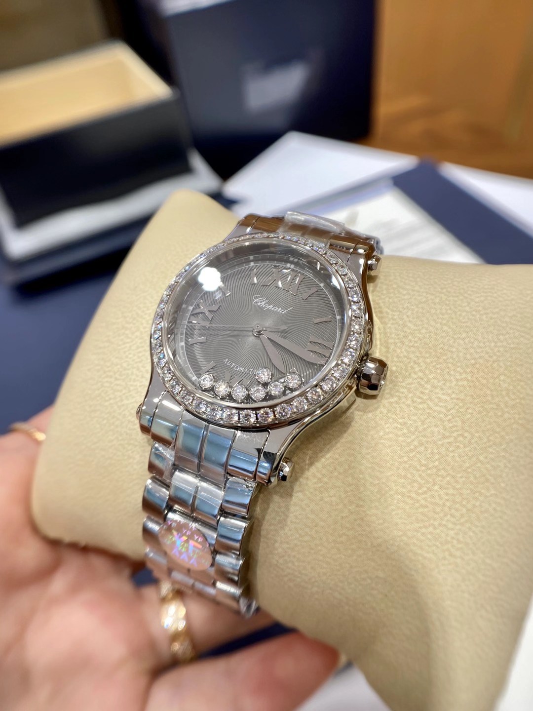 Chopard 萧邦Happy Diamonds系列在女士腕表当中非常具有标志性 这款腕表拥有36和30毫米的腕表直径