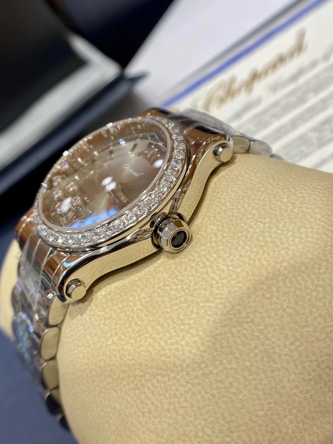 Chopard 萧邦Happy Diamonds系列在女士腕表当中非常具有标志性 这款腕表拥有36和30毫米的腕表直径