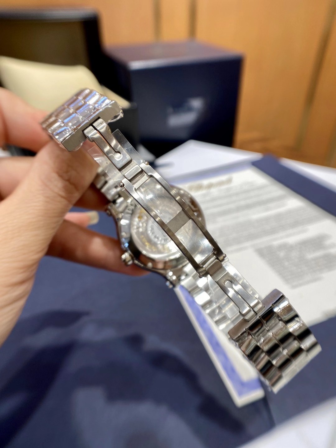 Chopard 萧邦Happy Diamonds系列在女士腕表当中非常具有标志性 这款腕表拥有36和30毫米的腕表直径