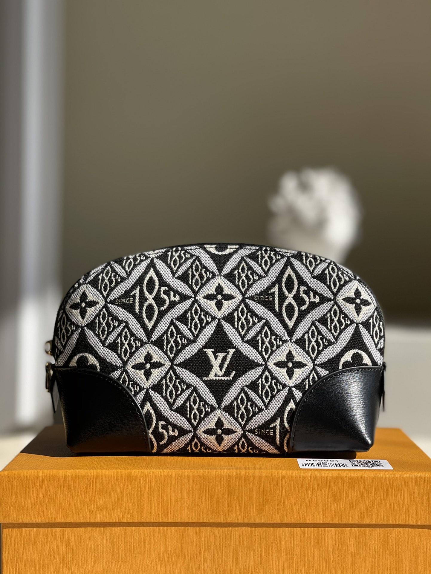 NO:396418,【Exclusive real-life M69991 makeup bag】This compact makeup bag is made of Monogram canvas and can be easily placed in a handbag. The round bag body is designed with a flat bottom, making it easy to pick up and hold cosmetics. Size: 17*12*6 a., LV [original leather], louis vuitton, cosmetic bags & cases19860909【独家实拍M69991化妆包】这款小巧的化妆包以Monogram 帆布制造,可轻易放入手袋内.圆形袋身配平面袋底的设计,方便取放化妆用品. 尺寸:17*12*6 a.,LV【原厂皮】,louis vuitton,cosmetic bags & cases,Bag