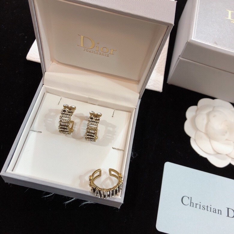 “Dior Jewelry Collection: Rings and Ear Nails, Romantic and Beautiful Designs” - 图片 5
