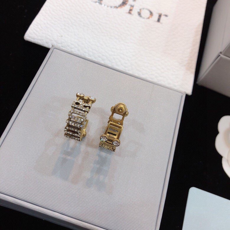 “Dior Jewelry Collection: Rings and Ear Nails, Romantic and Beautiful Designs” - 图片 3