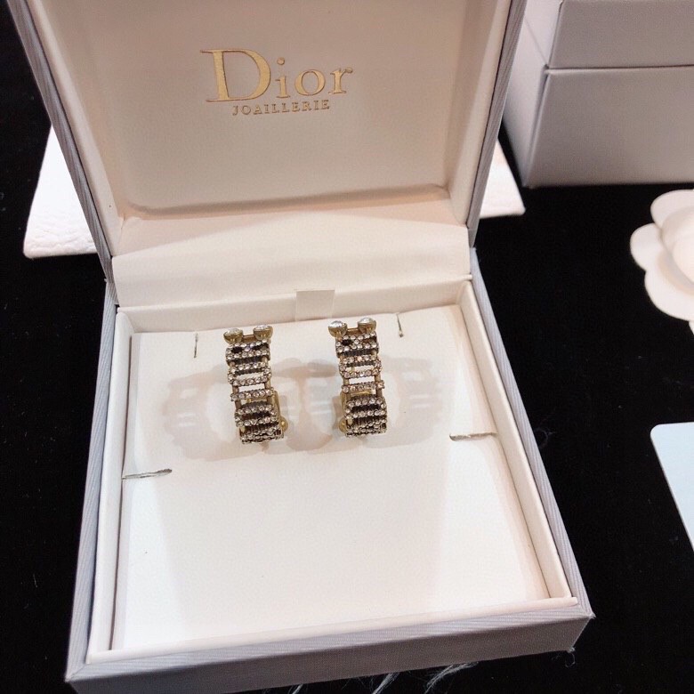 “Dior Jewelry Collection: Rings and Ear Nails, Romantic and Beautiful Designs” - 图片 6
