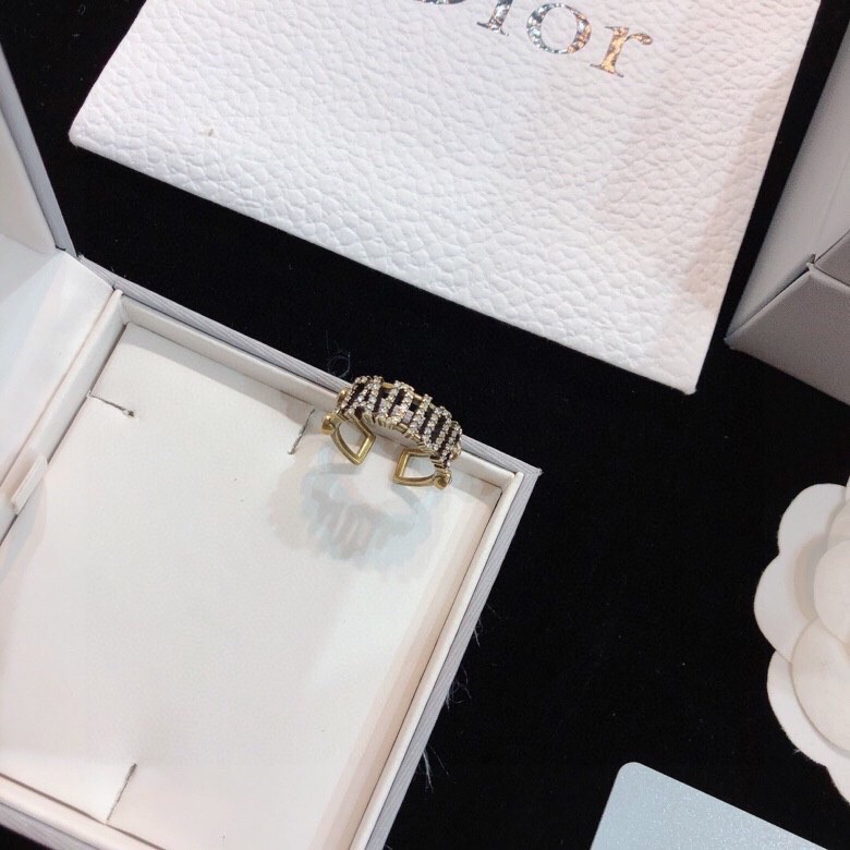 “Dior Jewelry Collection: Rings and Ear Nails, Romantic and Beautiful Designs” - 图片 7