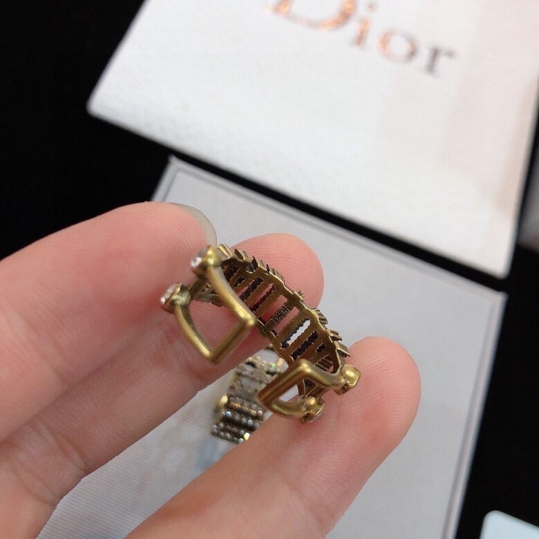 “Dior Jewelry Collection: Rings and Ear Nails, Romantic and Beautiful Designs” - 图片 4