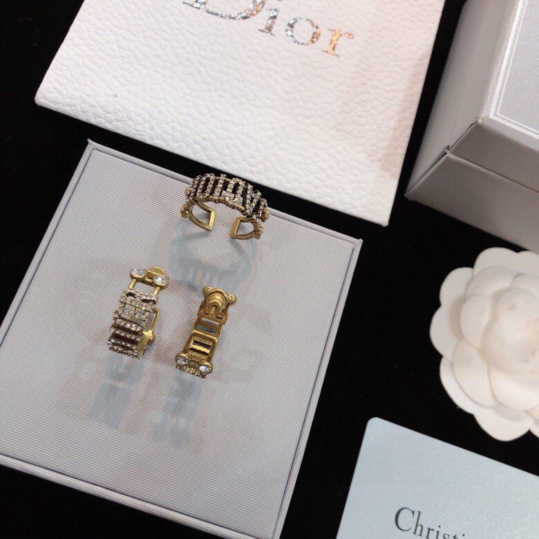 “Dior Jewelry Collection: Rings and Ear Nails, Romantic and Beautiful Designs” - 图片 2