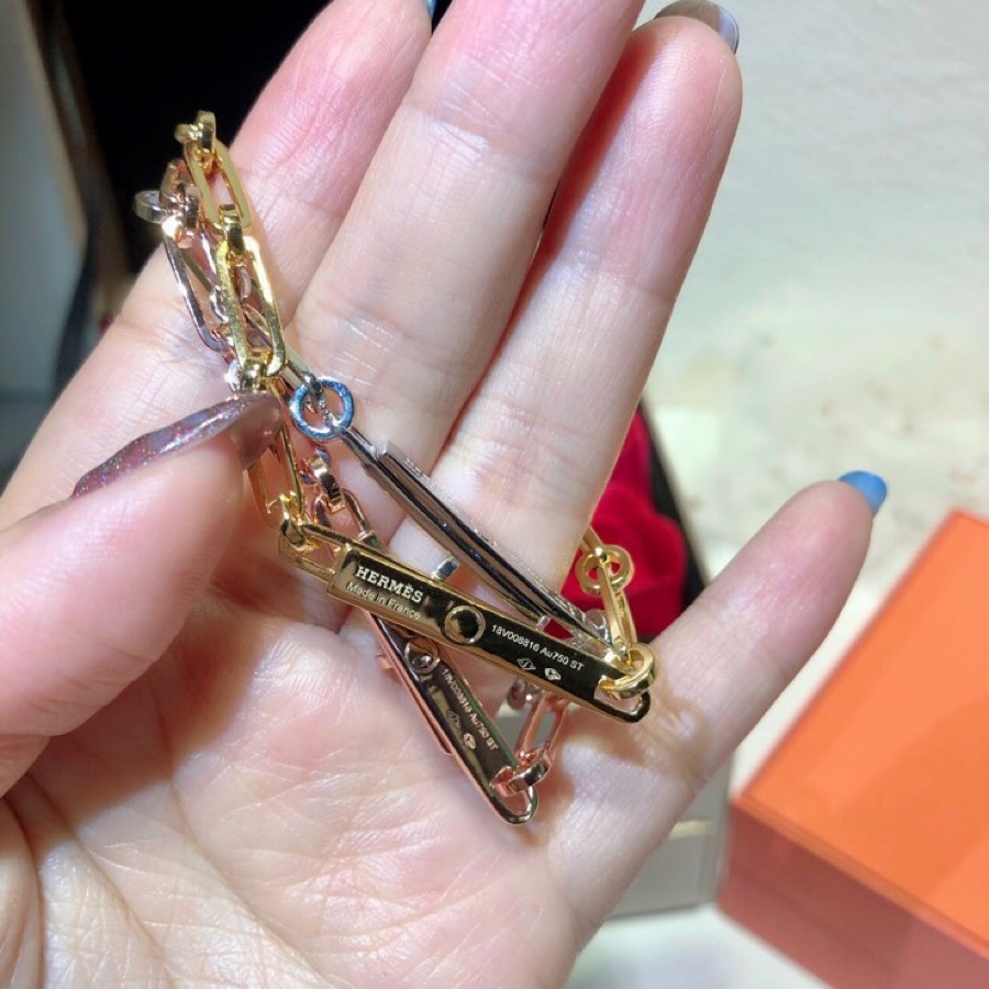 高级精工版[色][色]众多网红同款 H 家爱马仕猪鼻子手链 ❗️高碳钻 太考验师傅的手艺了 要确保每颗钻都镶嵌好[色][色] 高端定制 女神 都爱爱马仕火爆 手镯 ✨1:1😝超精赞   各路女神 明星 同款 高端亚金镀金，k金质感，精工镶嵌高碳钻。 玫瑰金 白金  黄金 💃🏻上身真的赞爆✨22858687548💓✨✨