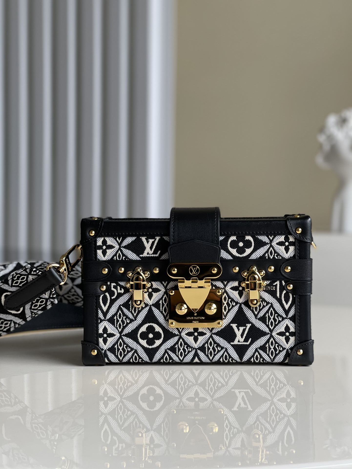 NO:396419,【Exclusive real photo M58212】PETITE MALLE box bag jacquard fabric model M57212Since 1854 Jacquard fabric 1854 Digital weaving pattern reveals a retro style... Classic among women's bags The novel and wide shoulder straps are more comfortable and warm. Size 20*12.5*5 x., LV [original leather], louis vuitton19860909【独家实拍M58212】PETITE MALLE盒子包 对版提花织物 型号M57212Since 1854 提花织物1854 数字织纹流露复古风...女包中的经典 新颖宽肩带搭配更加舒适温馨.尺寸20*12.5*5 x.,LV【原厂皮】,louis vuitton,Bag