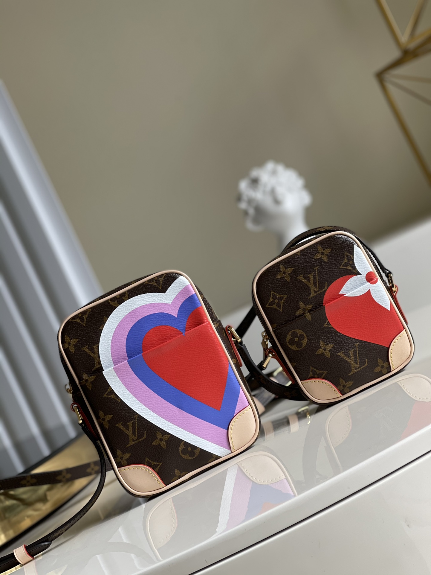 NO:396417,【Exclusive real photo M57450】Paname Set handbag comes from the Early Spring Game On capsule series, which depicts large heart patterns and Monogram flowers for Monogram canvas, and then connects and fixes the parts with a decorative band, equipped with adjustable Monogram canvas shoulder straps. Detailed features 13 x 18.5 x 3 cm (length x height x width) Game On Monogram canvas Natural cowhide Microfiber lining Metal parts Adjustable Monogram canvas shoulder straps Front outer bag Zip closure Tape connection fixing x.,LV【Original leather】,louis vuitton,cowhide19860909【独家实拍M57450】Paname Set 手袋出自 早春 Game On 胶囊系列,为 Monogram 帆布描绘大号心形图案和 Monogram 花卉,再以饰带将各部分连接固定,配有可调节 Monogram 帆布肩带. 详细特征 13 x 18.5 x 3 厘米 (长度 x 高 x 宽)Game On Monogram 帆布 天然牛皮饰边 超细纤维内衬 金属件 可调节 Monogram 帆布肩带 前外袋 拉链开合 饰带连接固定 x.,LV【原厂皮】,louis vuitton,cowhide,Bag