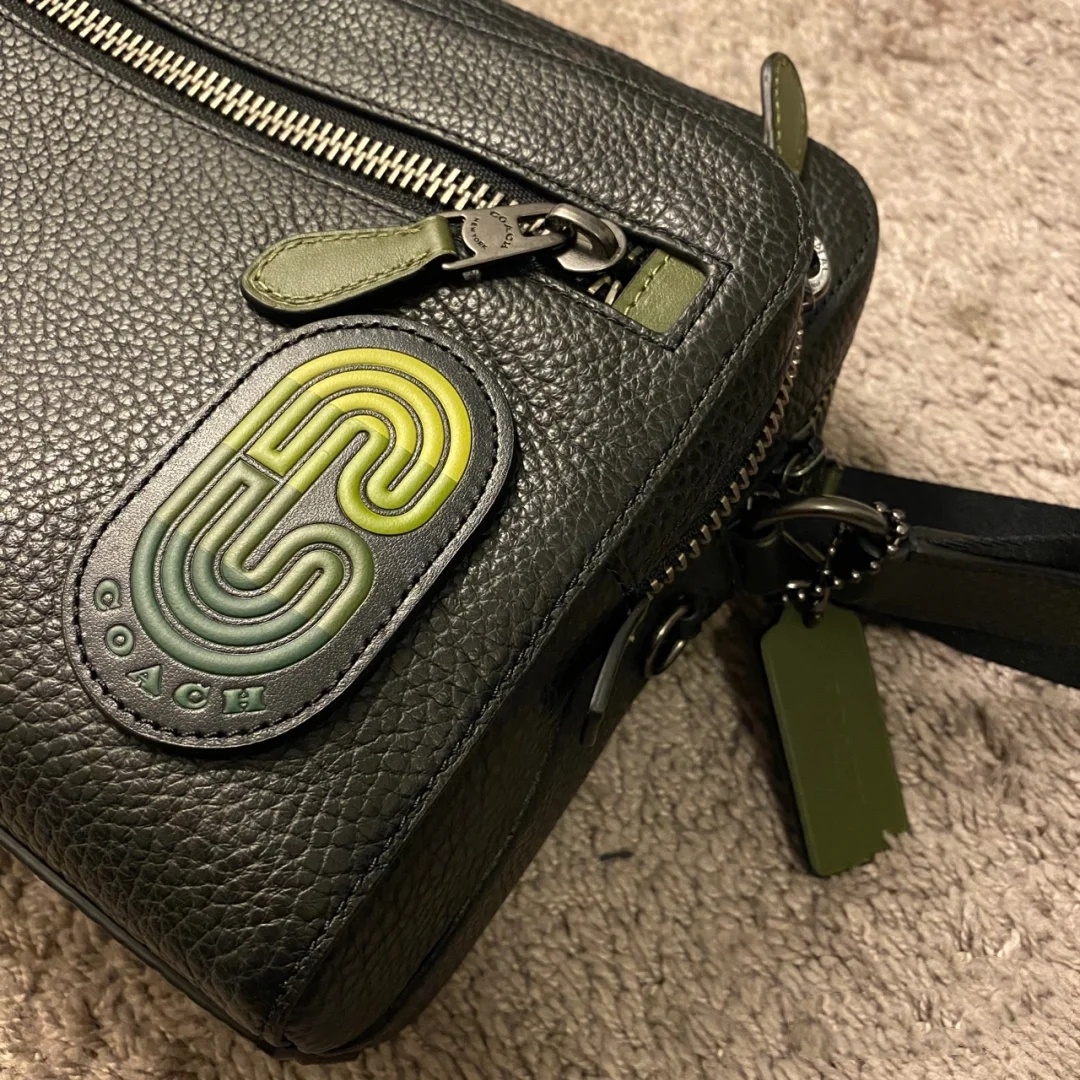 Coach C家 89964男士WEST双层相机包 单肩斜挎包，头层牛皮面料，款式 百搭 长26高20宽6cm