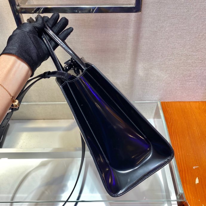 PRADA普拉达亮面皮革手提包1BA321