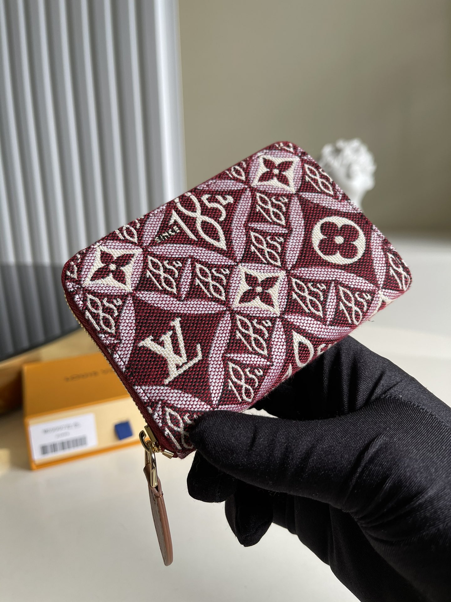 NO:396413,【Exclusive real shot 69997 red】Autumn and winter ZiPPY coin wallet This zipper coin wallet provides the ideal choice for urban people. The packaging is exquisite and compact, and can be used to hold change, credit cards and folded banknotes. Small and exquisite. Even if the pocket on the body is small, you can easily put it in. Size 11x8x1cm a., LV [original leather], louis vuitton, wallets19860909【独家实拍69997红】秋冬 ZiPPY零钱包 这款拉链零钱包为都市人提供了最理想的选择 包身精巧紧凑 可以用来装零钱 信用卡和折叠起来的纸币 小巧玲珑 即使身上的口袋小 也可轻松地将它放入.尺寸11x8x1cm a.,LV【原厂皮】,louis vuitton,wallets,Bag