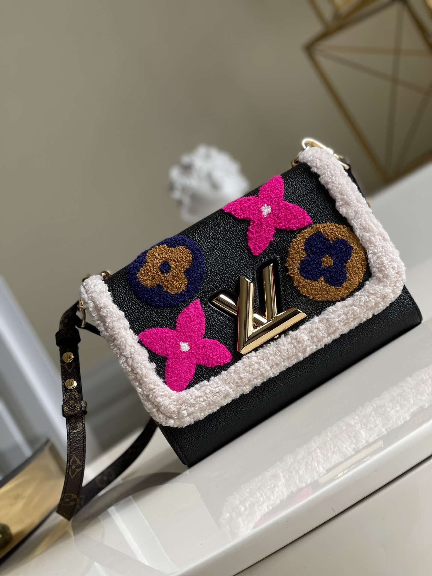 NO:396401,【Exclusive real photo M56976】m50282 This Twist medium-sized handbag makes the wool outline the flap cover, and then depicts the Monogram pattern made of flowers and letters on the grained leather body. Cleverly folded Monogram shoulder straps, cross-body shoulders can be switched at will. Size 23 x 17 x 9.5cm p.850, LV [original leather], louis vuitton19860909【独家实拍M56976】m50282本款 Twist 中号手袋令羊毛勾勒翻盖轮廓,再于粒面皮革包身描绘 Monogram 花卉和字母构成的超大 Monogram 图案.巧妙对折 Monogram 肩带,斜挎肩背随心切换.尺寸23 x 17 x 9.5cm p.850,LV【原厂皮】,louis vuitton,Bag