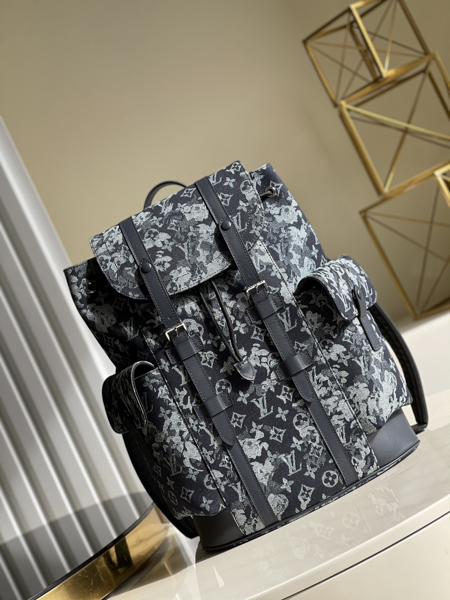 NO:396395,【Exclusive real-life M57280 denim】Backpack This Christopher backpack combines Monogram Tapestry canvas, leather trim and metal parts to inject a modern atmosphere into the thick texture of the mountaineering bag. The side outer bag, abundant inner lining, drawstring and snap closure add functionality. 41.0 x 48.0 x 13.0 t.820, LV [original leather], louis vuitton19860909【独家实拍M57280牛仔布】双肩包 本款 Christopher 双肩包融合 Monogram Tapestry 帆布、皮革饰边和金属件,为登山包的粗粝质感注入摩登气息.侧边外袋、充裕内里和抽绳及按扣开合增添功能性.41.0 x 48.0 x 13.0 t.820,LV【原厂皮】,louis vuitton,Bag