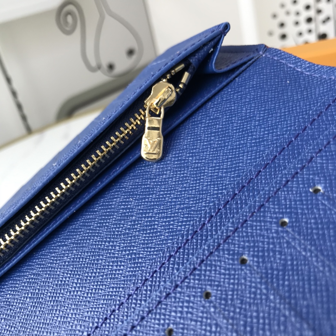 Leather bi-fold wallet stitching detail