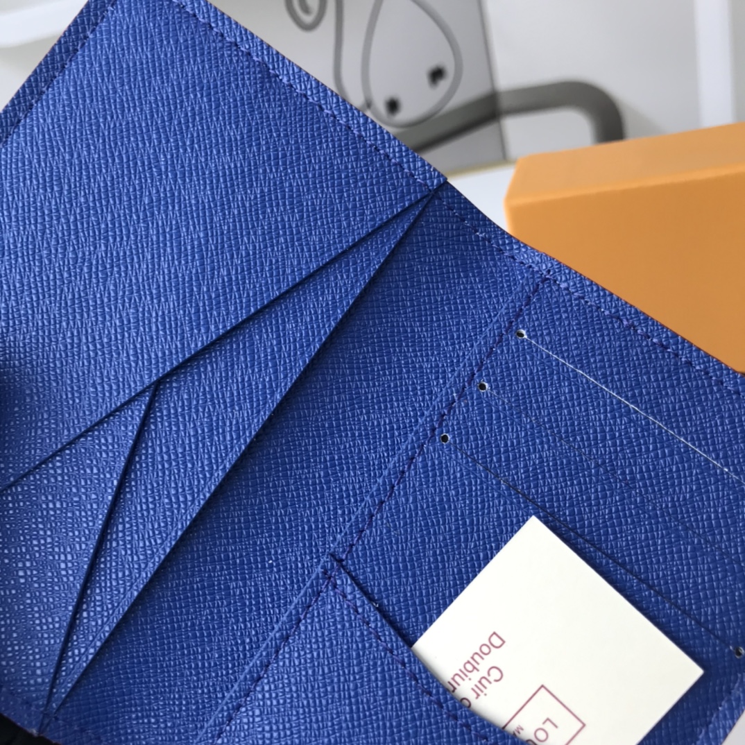 Leather card holder material detail