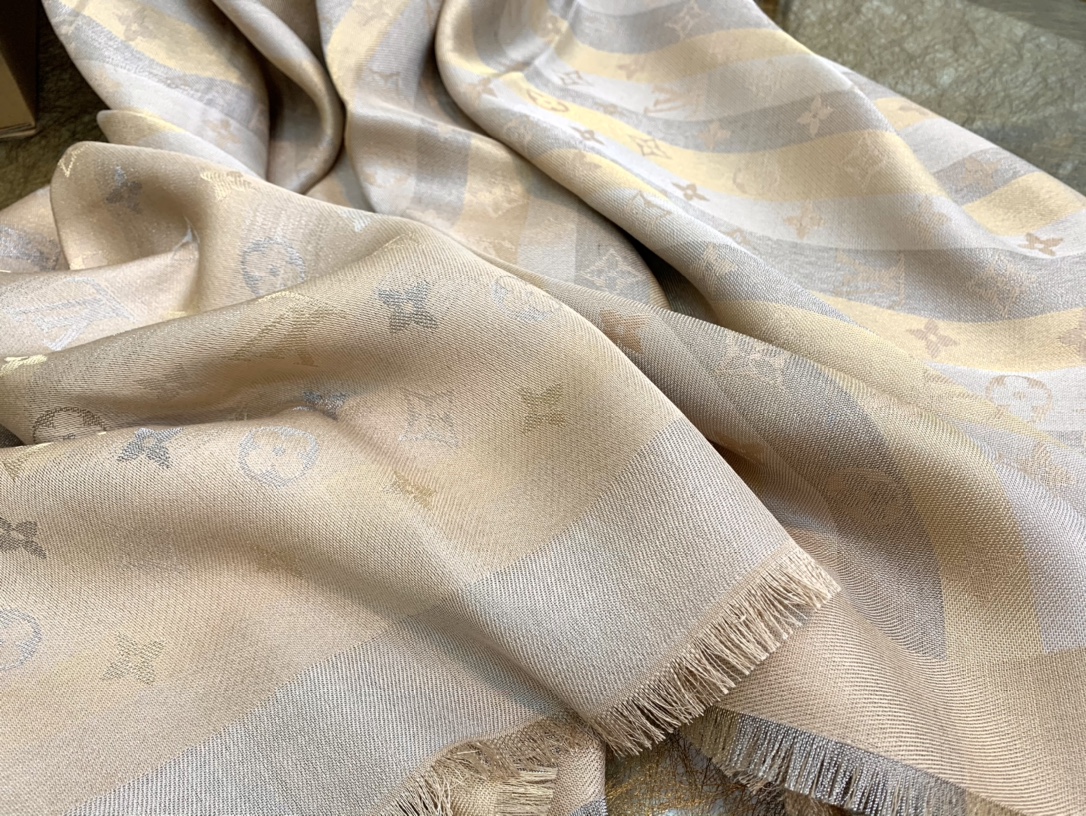 LV路易威登丝毛混纺So Shine Monogram 披肩M76337