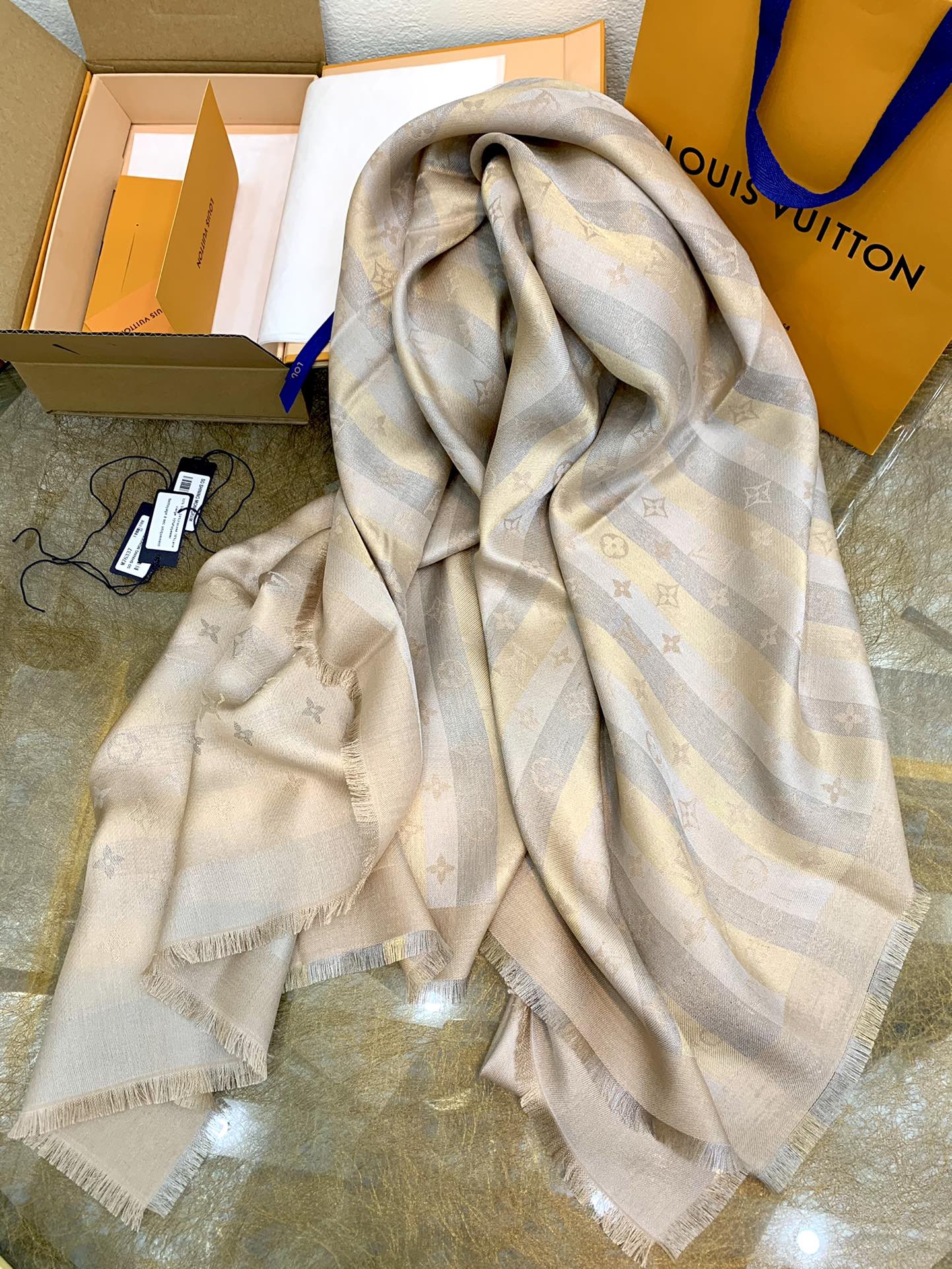 LV路易威登丝毛混纺So Shine Monogram 披肩M76337