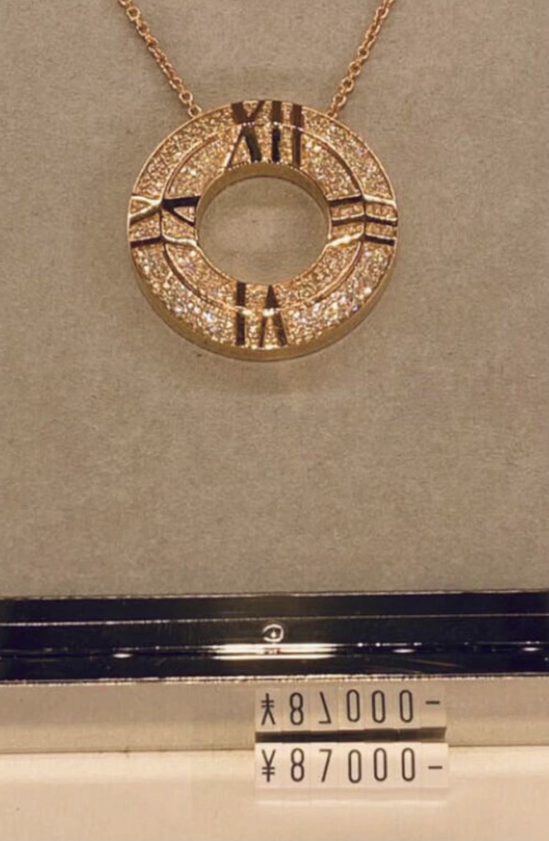 Tiffany & Co. The TiffAtlas 蒂芙尼罗马数字项链 交叉满钻 设计 简洁 彰显 优雅，亚金材质